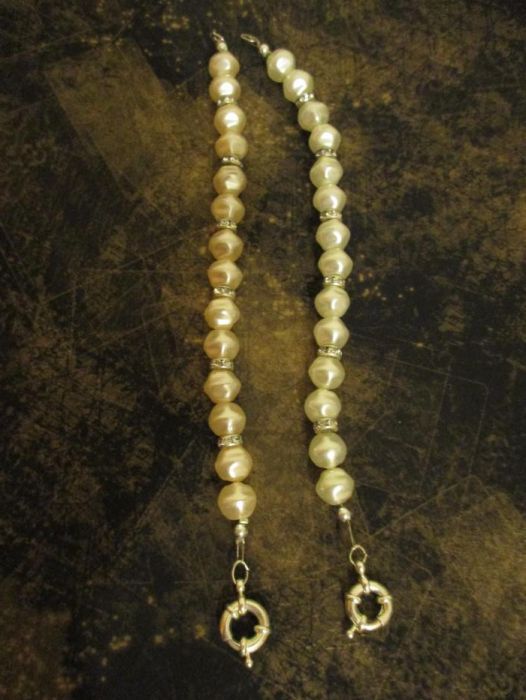 pulseiras branco perola e brilhantes