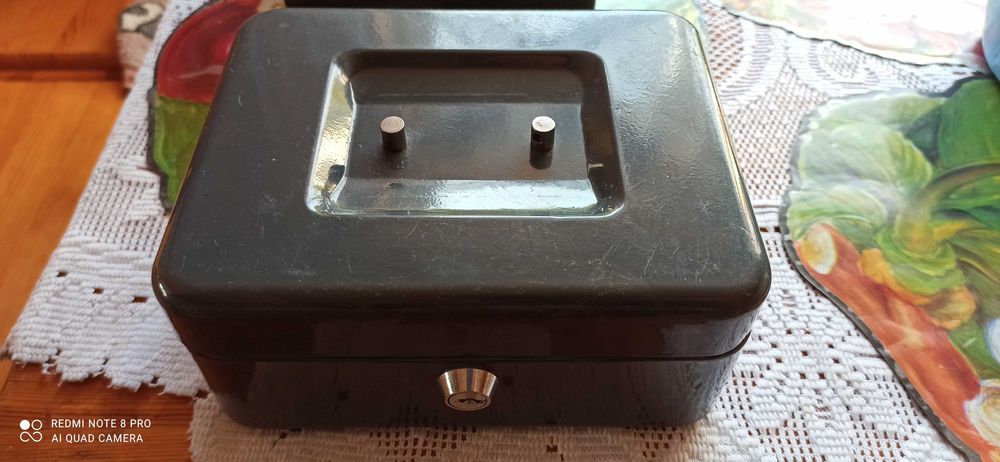 Skrzynki sejfy kasetki