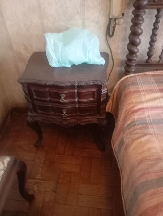 Vendo esta mesinha muita bonita bom estado