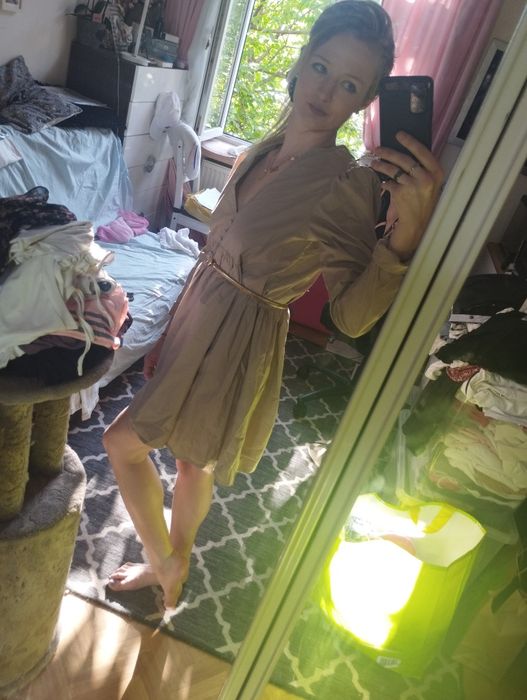 Sukienka beżowa mini z bufkami S Xs z dekoltem