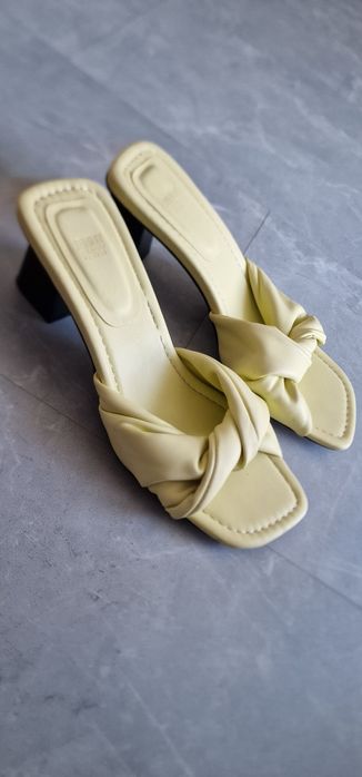 Klapki na szerokim obcasie