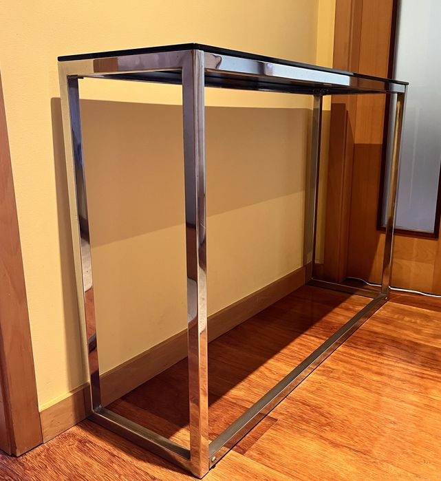 Consola em vidro preto e estrutura metálica