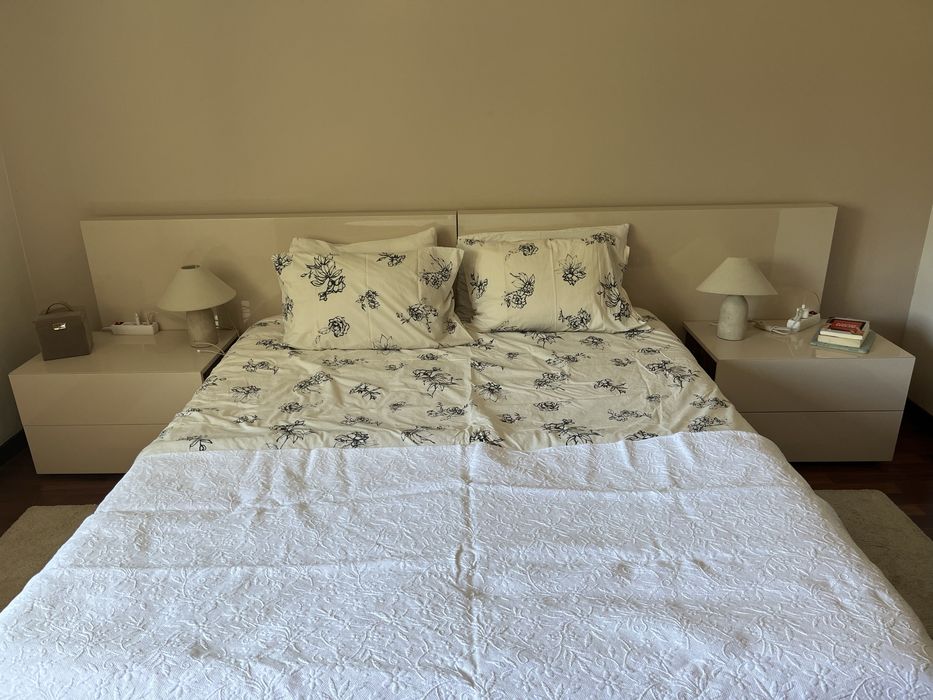 Cama de Casal + Mesas de Cabeceira