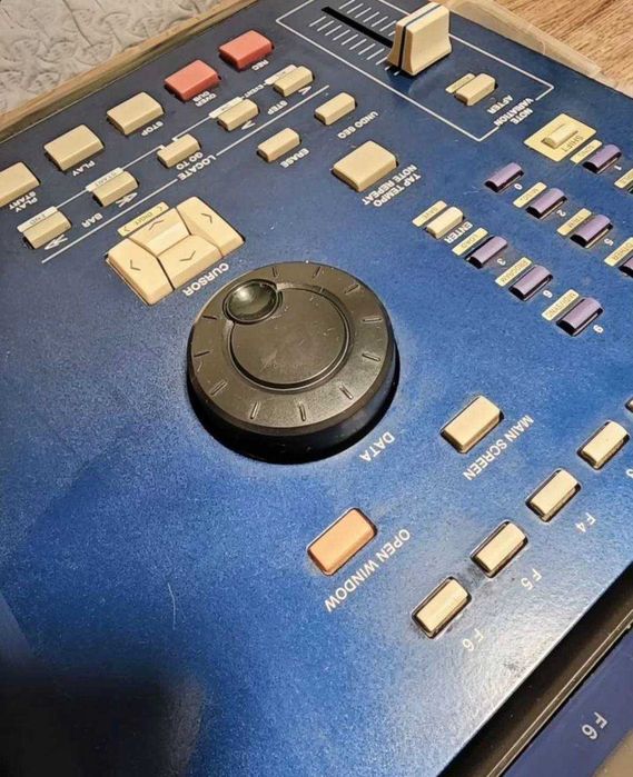 AKAI MPC 2000XL Blue Edition