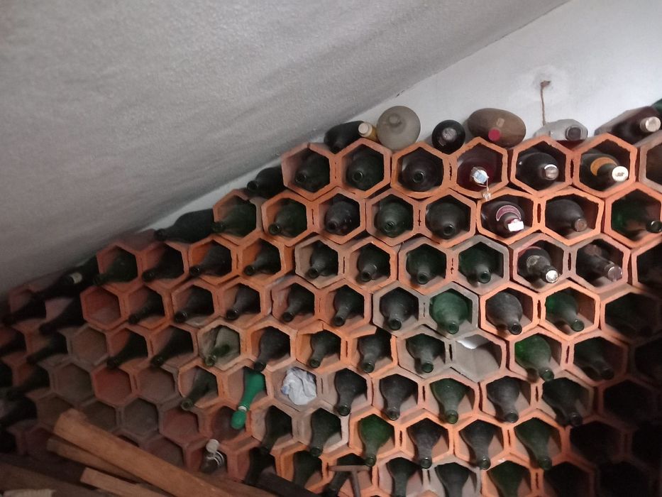 Garrafeira em barro 
Mais de 150 unidades 
100€ o lote todo
A recolher