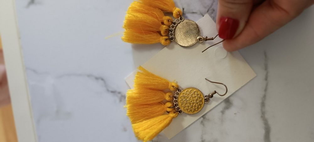 Brincos amarelos usados