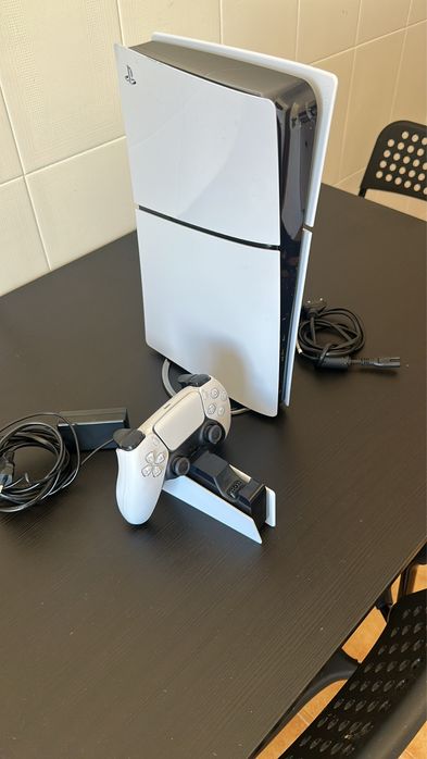 Consola PS5 Slim Digital e Base de carregamento SONY para comando DualSense (PS5 - Branco)