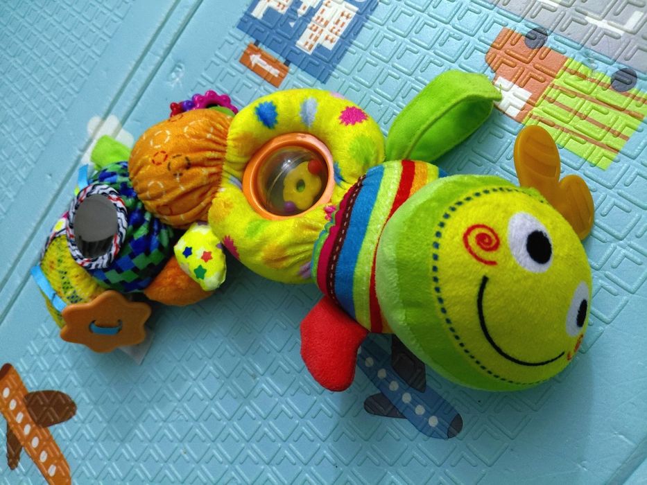 Іграшка підвіска весела гусеничка