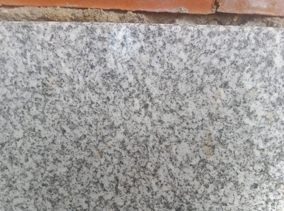 Pedra para bancada com 135 por 65 centímetros