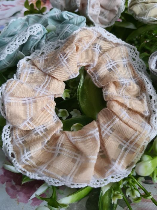 Gumka do włosów scrunchie z koronką hand made