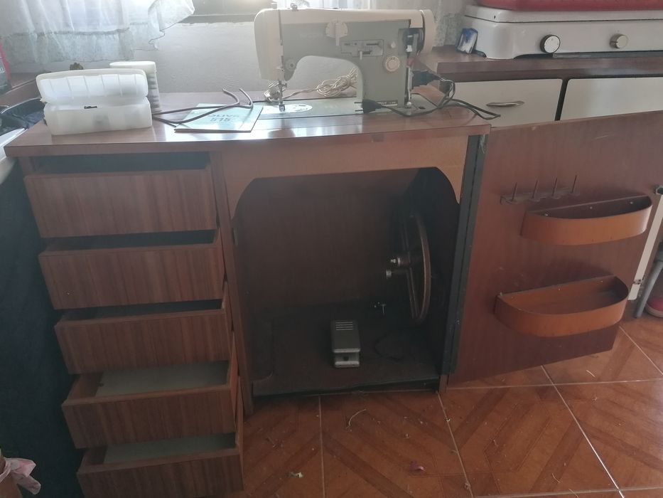 Máquina costura com móvel, pedal e motor