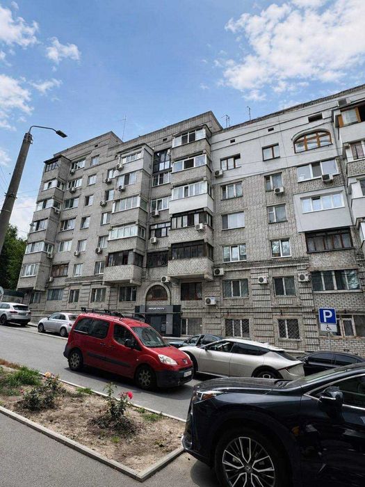 Продам просторную 3-к квартиру Крутогорный спуск Рогалева Центр