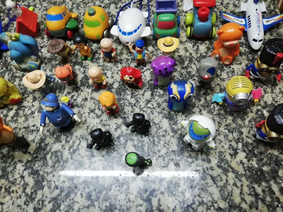Boneco do super Mario pequeno entre outros