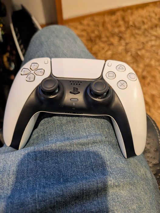 Playstation 5 com leitor de disco, 2 comandos e 3 jogos