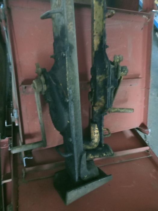 Podnośnik korbowy kolejowy