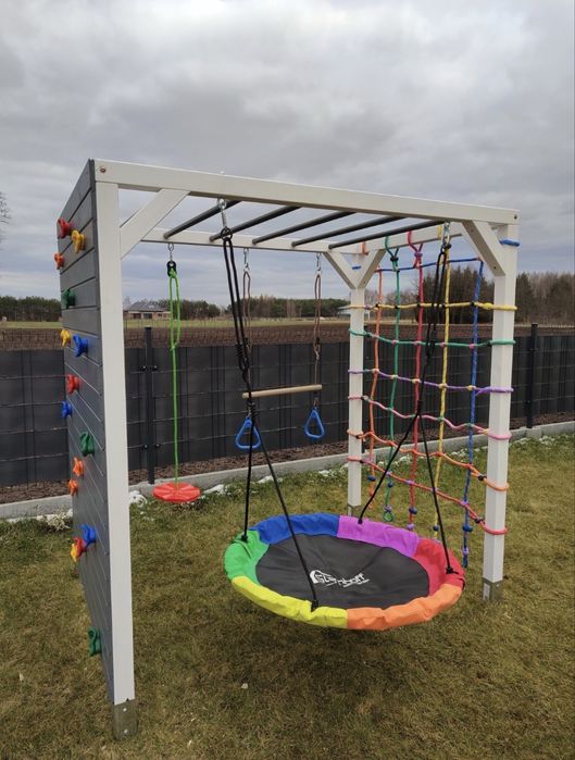 Drewniany plac zabaw, małpi gaj