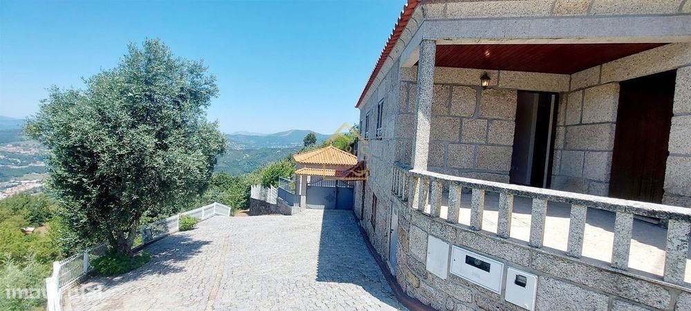 Moradia T2 de 3 frentes, jardim com 900m2 - Amarante