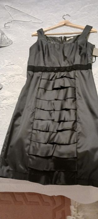 Vestido casual,preto,36-38 com fecho atras.Vestido e muito elegante