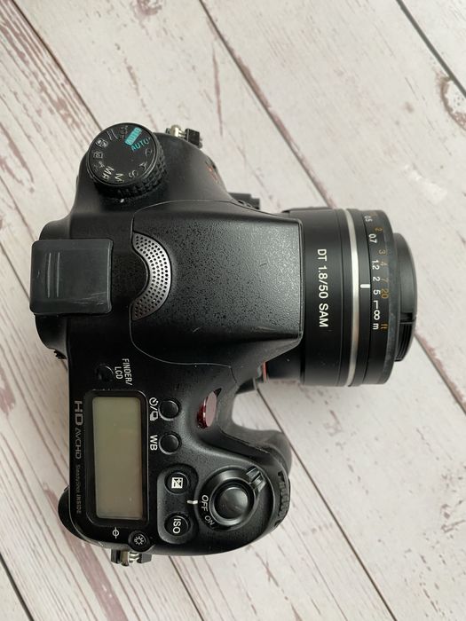 Фотоапарат Sony Alpha 77 з двома обʼєктивами та спалахом