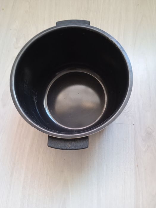 Чаша для мультиварки в хорошем состояние.