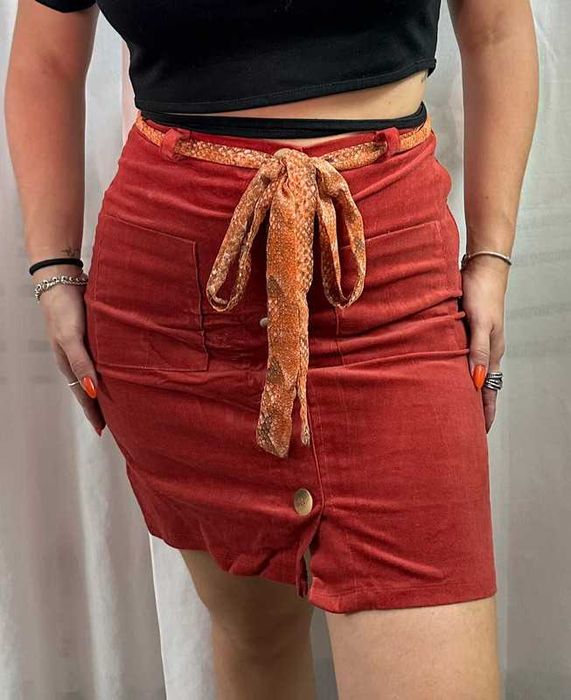 Saias Curtas em Camurça Sintética com Cinto Estampado