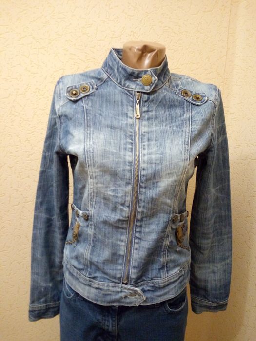 Джинсовая куртка женская. Размер L.