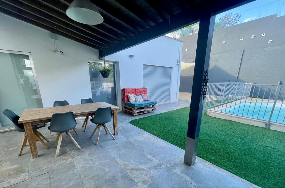 Espaço para festas com piscina