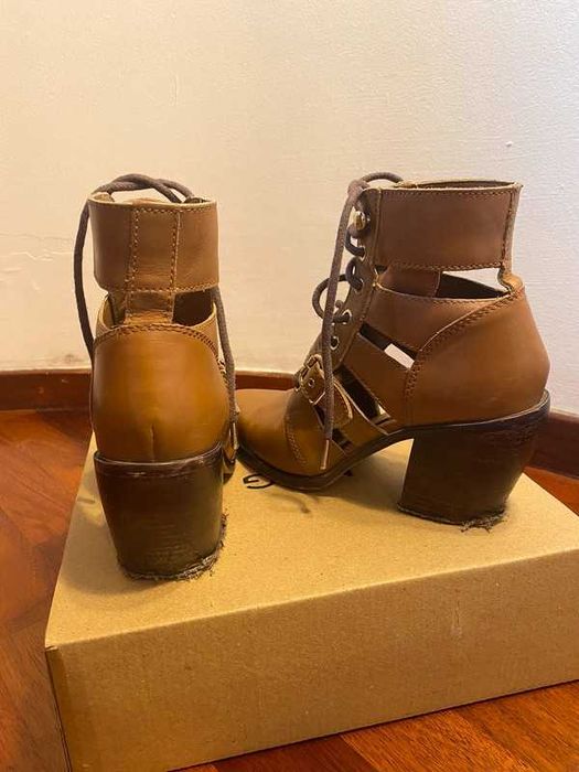 Botas castanhas de pele com atacadores