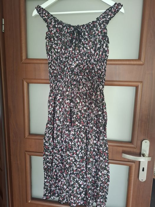 Sukienka w kwiaty midi