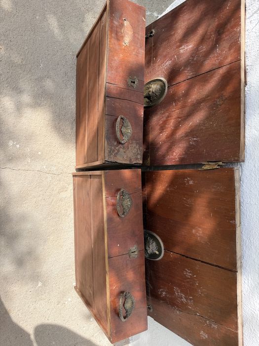Portas, gavetas e espelho.
