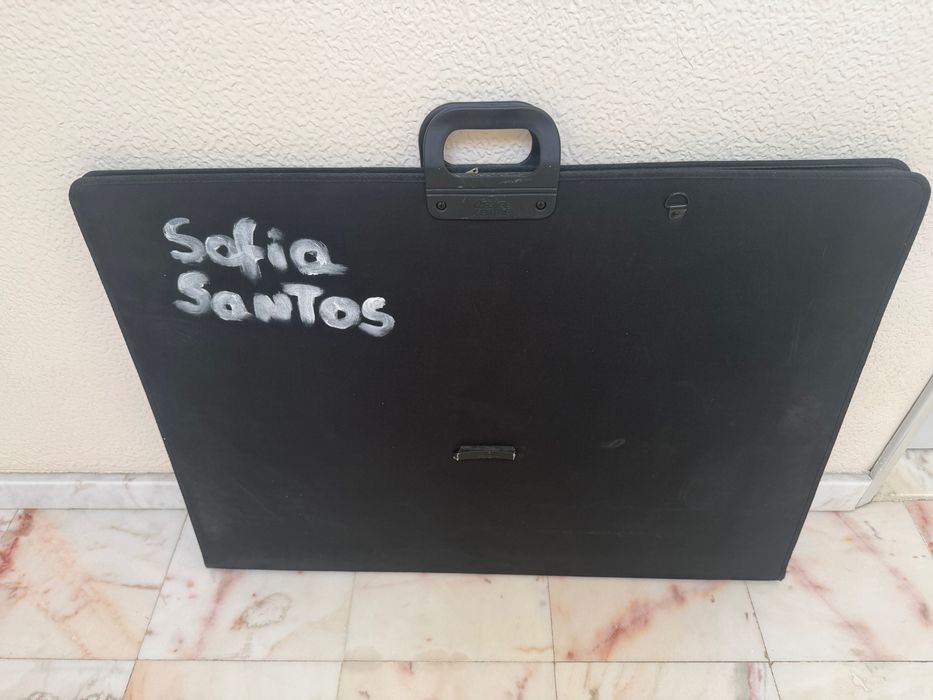 Pasta de Desenho/Portfólio A2 Preta Rígida com Pega – Bom Estado