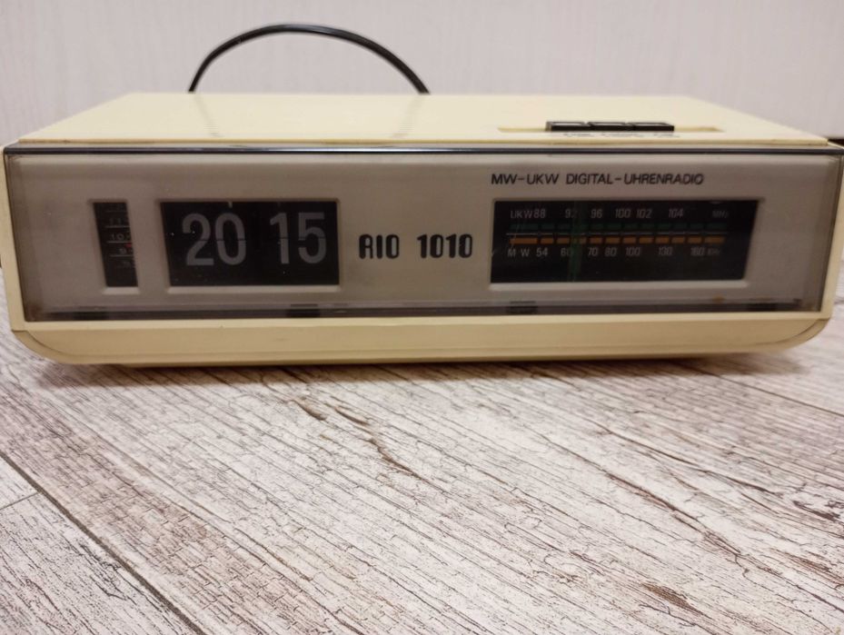 Radio z zegarem klapkowym