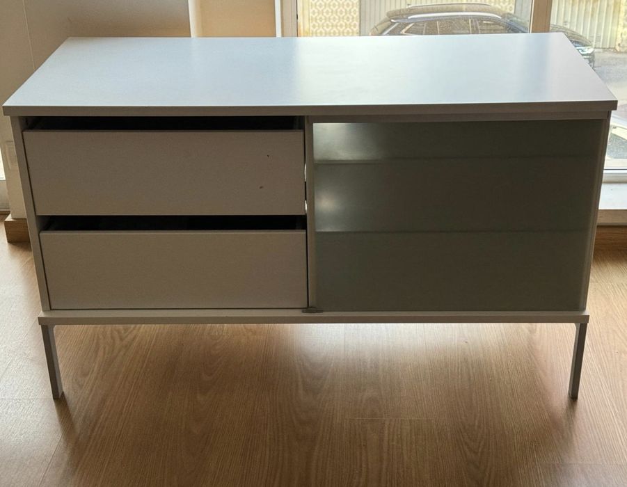 Móvel de TV branco com porta de vidro