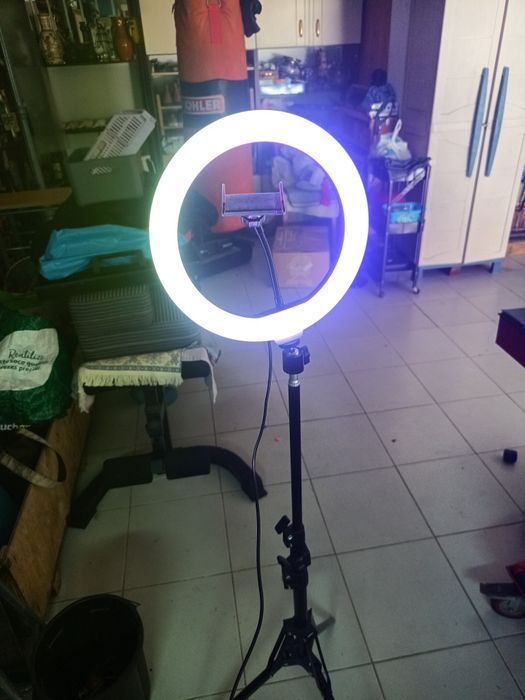 Aro de luz com varias cores com tripé