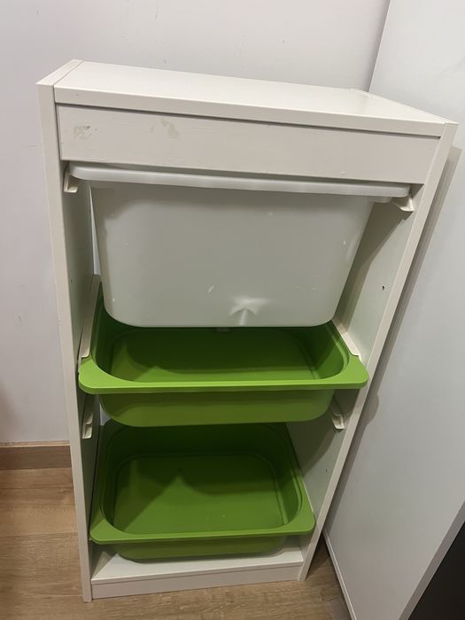 Regał Ikea z pojemnikami