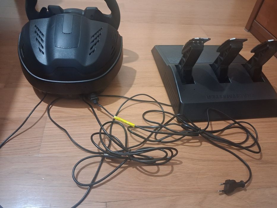 Volante Thrustmaster + Pedais T3PM (3 Pedais de Metal) PS5 / PS3 / PC
