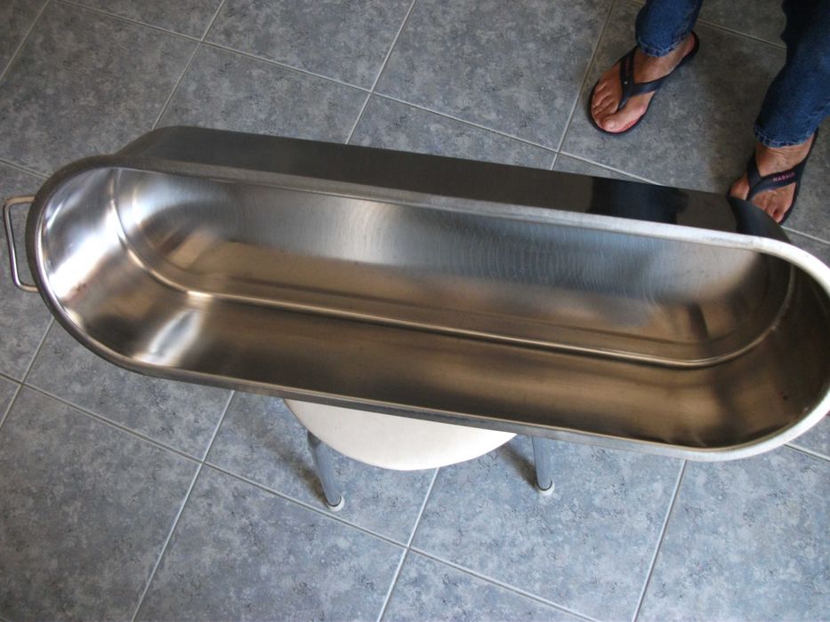 Tacho em aço inox próprio para cozer peixe inteiro.