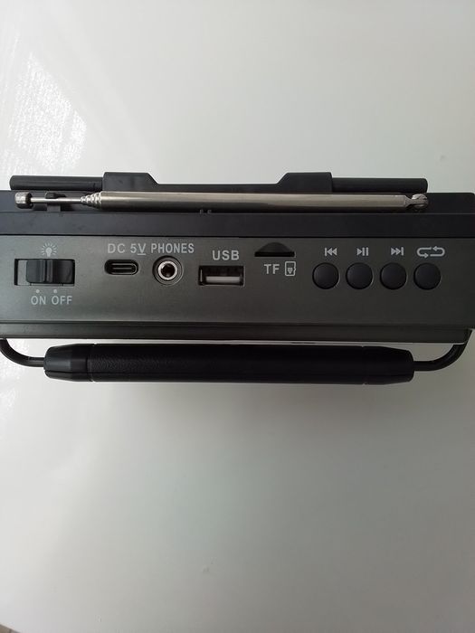 Pequeno radio a pilhas e com painel solar