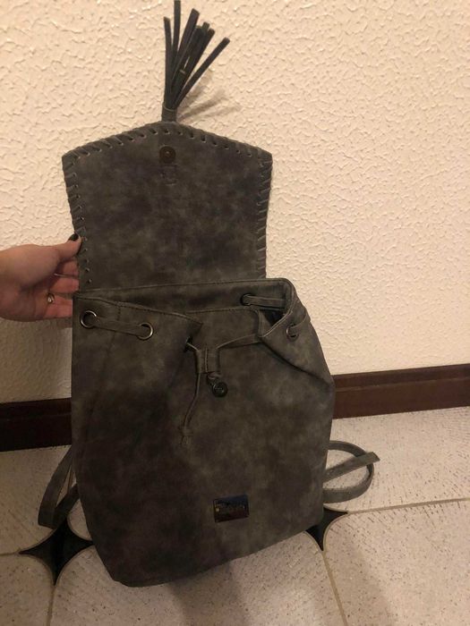 Mochila cinzenta da Misako
