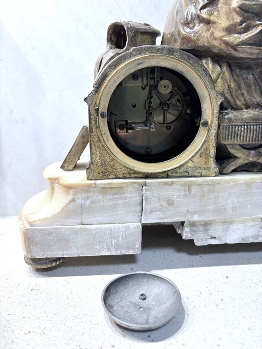 Raro antigo relógio de lareira francês V. Maugis com figura religiosa