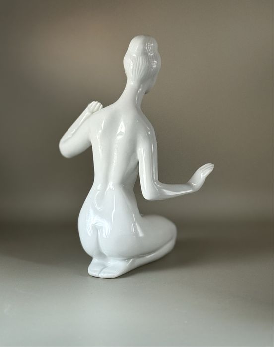 Figurka porcelanowa Zamyślona Royal Dux