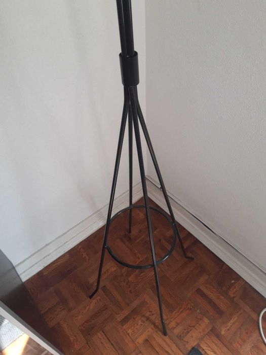 Cabideiro de pé preto