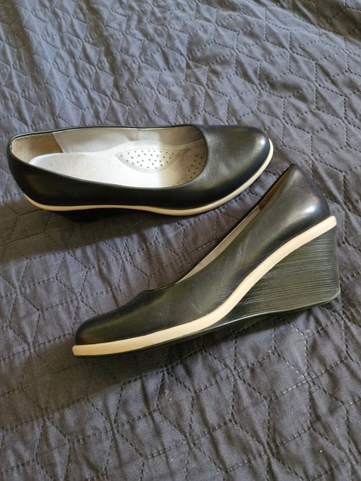 шкіряні туфлі на танкетці