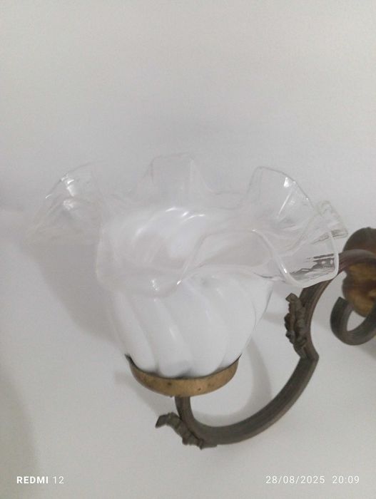 Candeeiro de parede clássico em metal