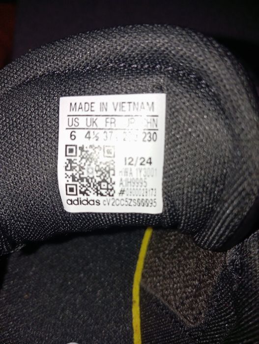 Чорні жіночі кросівки Adidas VL Court Bold на високій платформі.