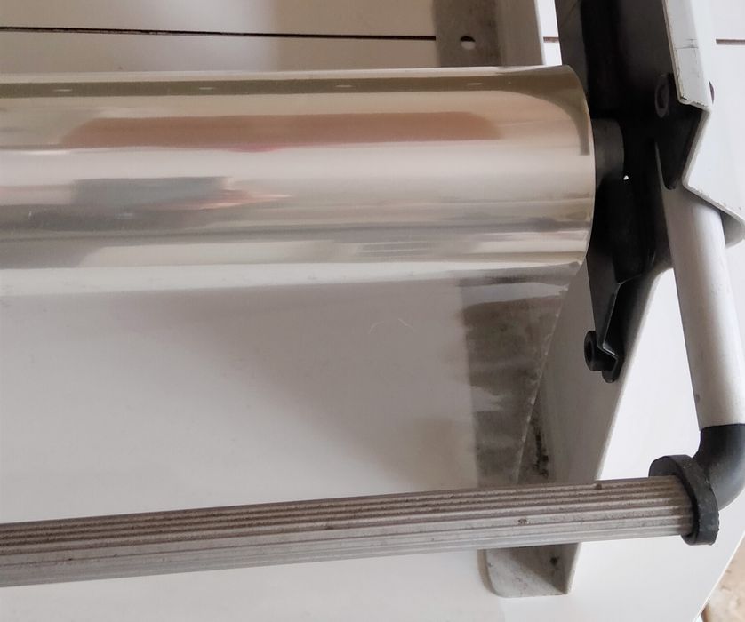 Dispensador de papel de embrulho.