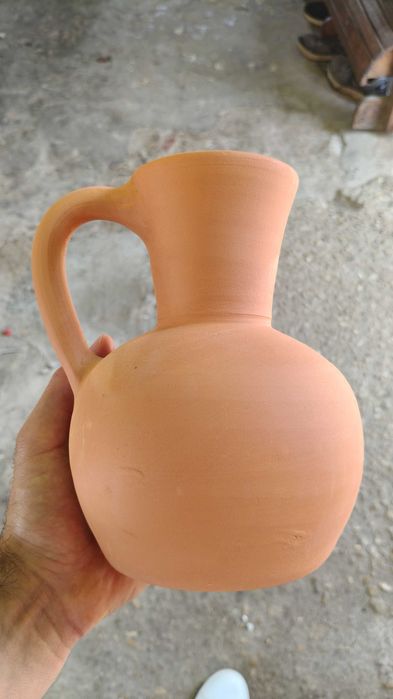 Jarros em barro de cor terracota