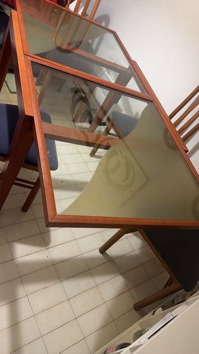 Mesa  com 4 cadeiras