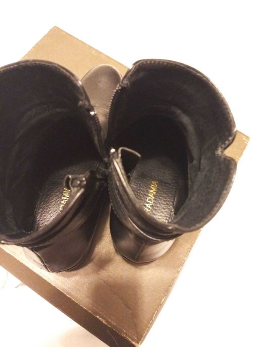 Botins pretos em pele