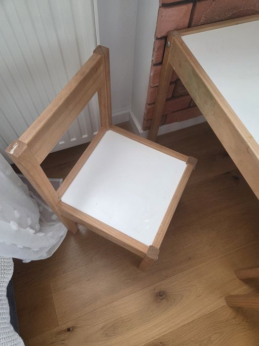 Stoliczek ikea i dwa krzesełka